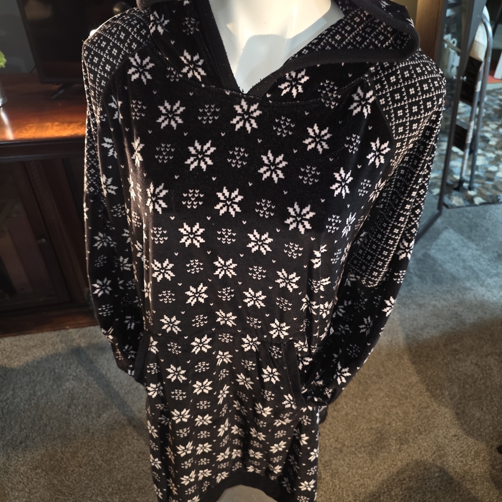 Torrid Black and White Snowflake Pajama Hoodie